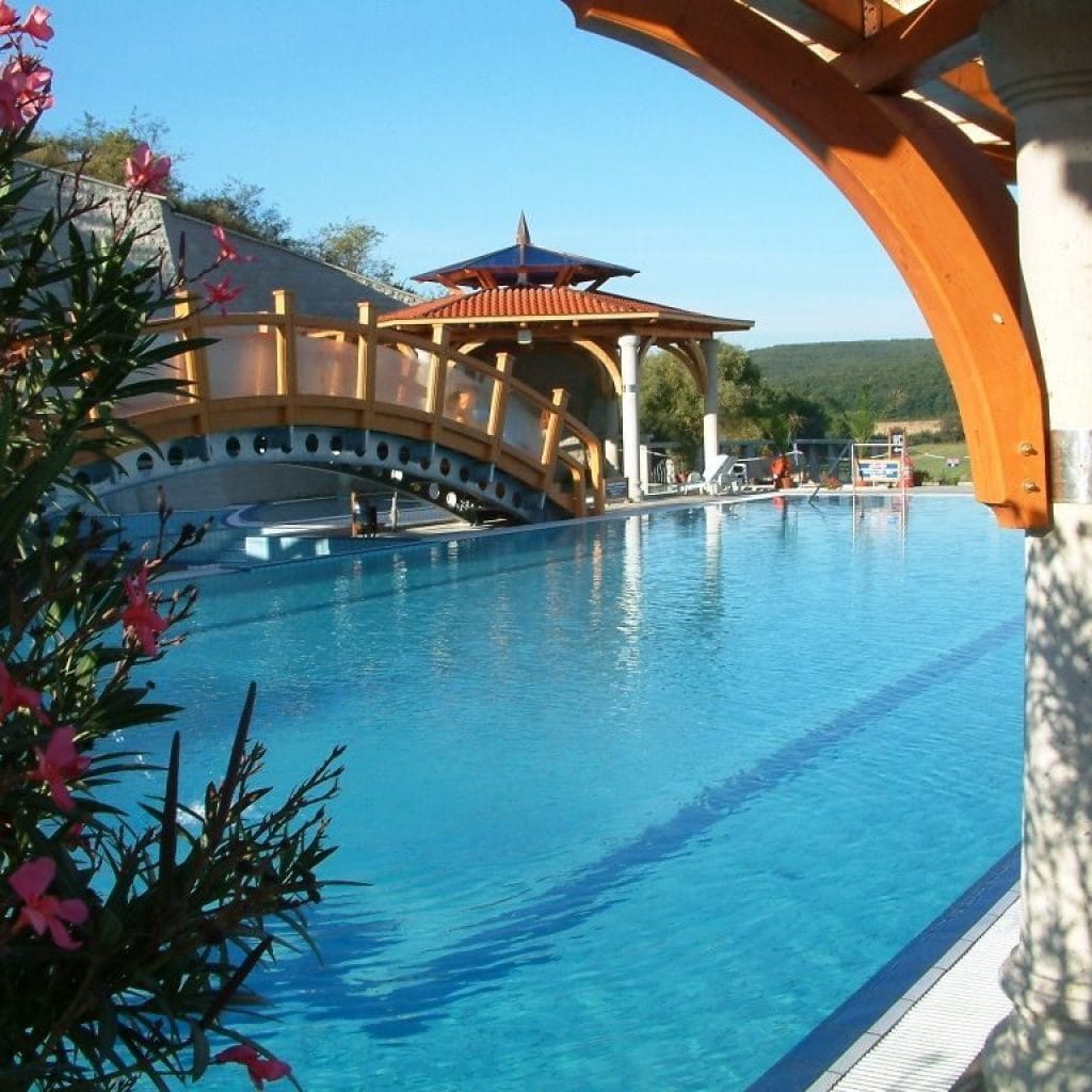 A Belföldi utazásod tervezéséhez a legjobb termálfürdő télen, legkedveltebb fürdőhelyek és spa élmények közül, amelyek télen is különleges élményt nyújtanak.