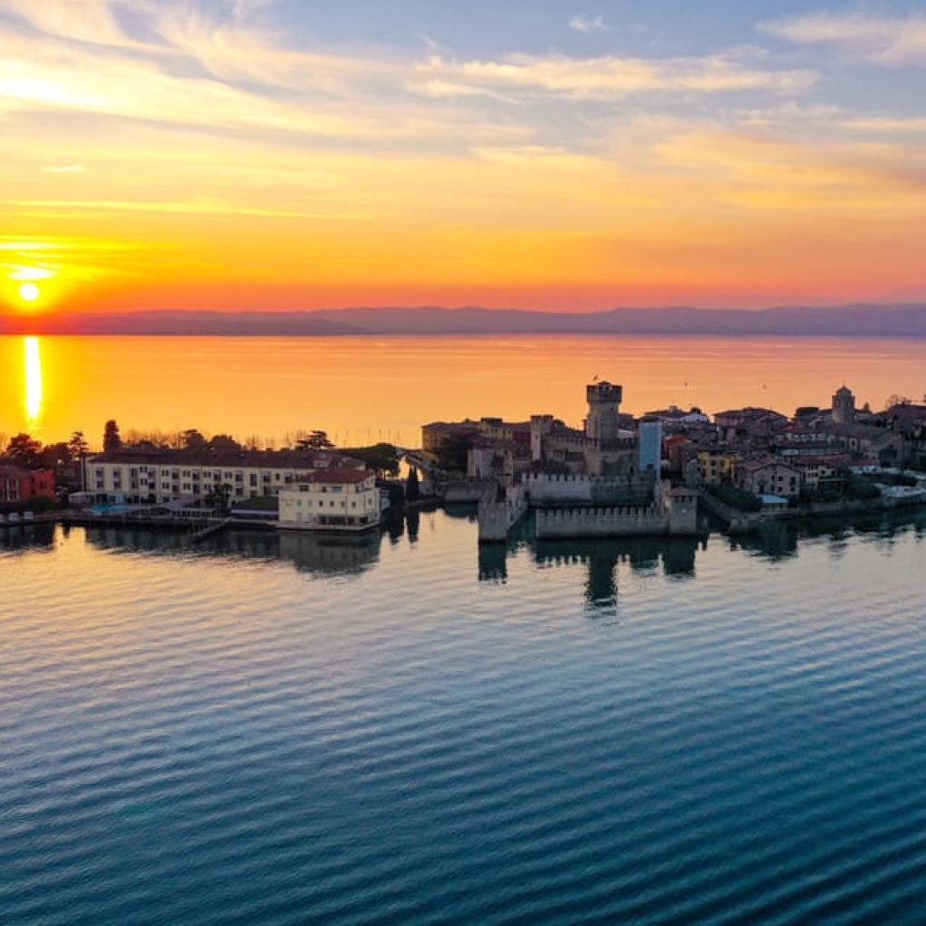 Garda-tó 5 nap alatt! Fedezd fel a Garda-tó legszebb városait 5 nap alatt! Részletes útiterv, szállásajánlók, rejtett gyöngyszemek és utazási tippek egy helyen.